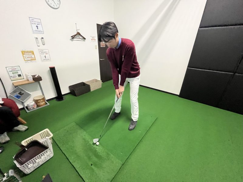 ショットを打つ前の男性ゴルファー