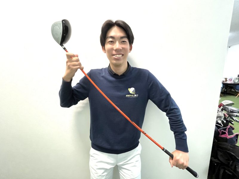 ゴルフクラブを持つ男性