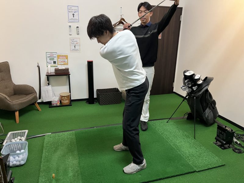 ゴルフの指導をするコーチ